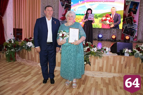 В Энгельсском доме-интернате поздравили сотрудников с профессиональными праздниками